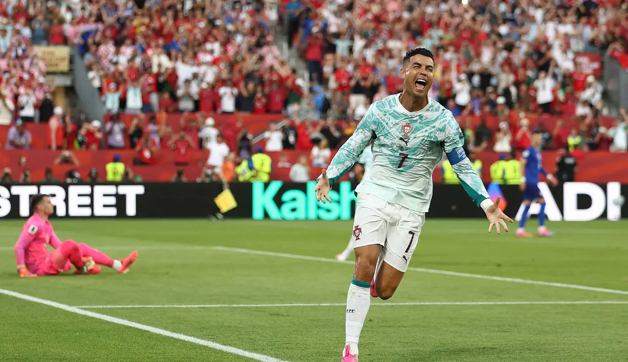 Penyerang Portugal Cristiano Ronaldo merayakan setelah mencetak gol pertama timnya dari titik penalti selama pertandingan sepak bola babak 32 besar Piala Dunia 2026 antara Portugal dan Kroasia di Stadion Toronto, Toronto, Kamis (02/07/2026). (AFP/ Cole Burston)