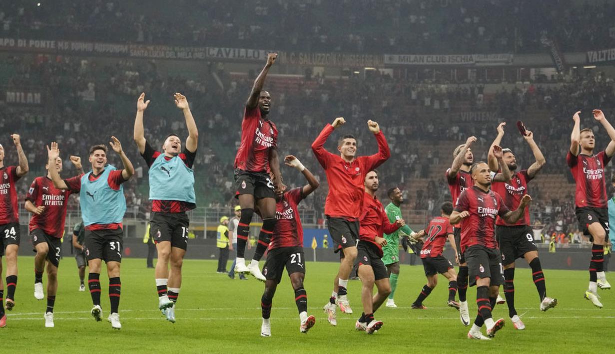 Pemain AC Milan merayakan kemenangan atas Lazio pada giornata ketujuh Serie A 2023/2024 di Stadion San Siro, Mingggu (1/10/2023). AC Milan menang dengan skor 2-0. (AP Photo/Luca Bruno)