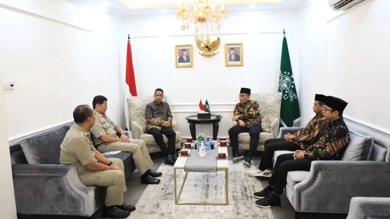 Penjabat (Pj) Gubernur DKI Jakarta Heru Budi Hartono mengunjungi kantor Pengurus Besar Nahdlatul Ulama (PBNU) di Kramat Jati, Jakarta Pusat.