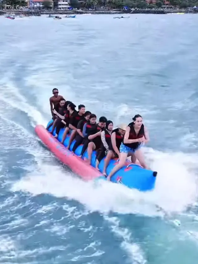 Naik Banana Boat, Luna Maya Tampil Sporty Ikut Tren Aura Farming ala Bocah Pacu Jalur