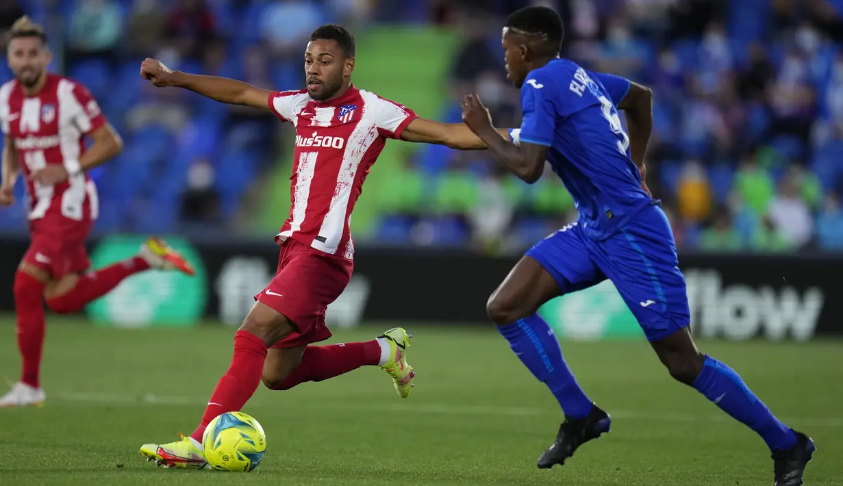 Gelandang Atletico Madrid, Renan Lodi (kiri) dan gelandang Getafe, Florentino Luis berebut bola pada laga pekan keenam Liga Spanyol di Stadion Coliseum Alfonso Perez, Rabu (22/9/2021) dini hari WIB. Luis Suarez memborong dua gol saat Atletico Madrid mengalahkan Getafe 2-1. (AP Photo/Manu Fernandez)