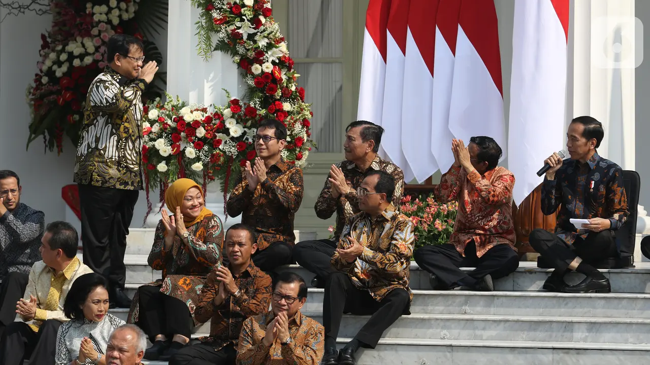 Sambil Lesehan, Jokowi Kenalkan Menteri Kabinet Indonesia Maju