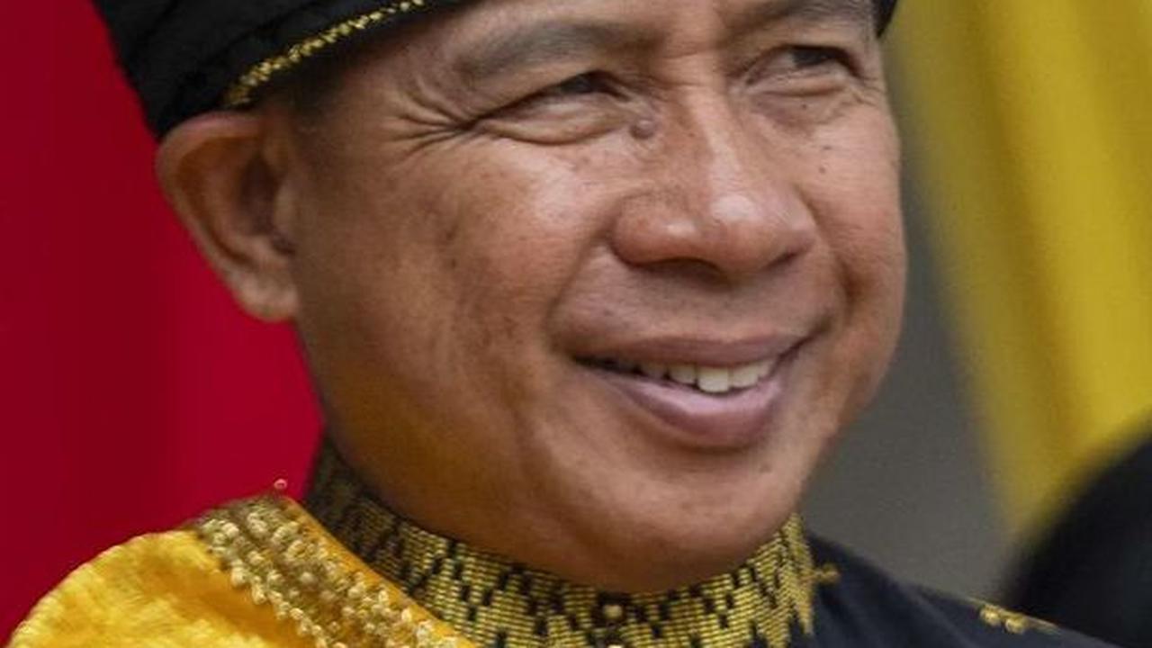 "Ikan haruan lima-lima,<br>Mati ditimpa punggur berdaun.<br>Budi tuan kami terima,<br>Jadi kenangan bertahun-tahun," tutup Agus Subiyanto. <br>