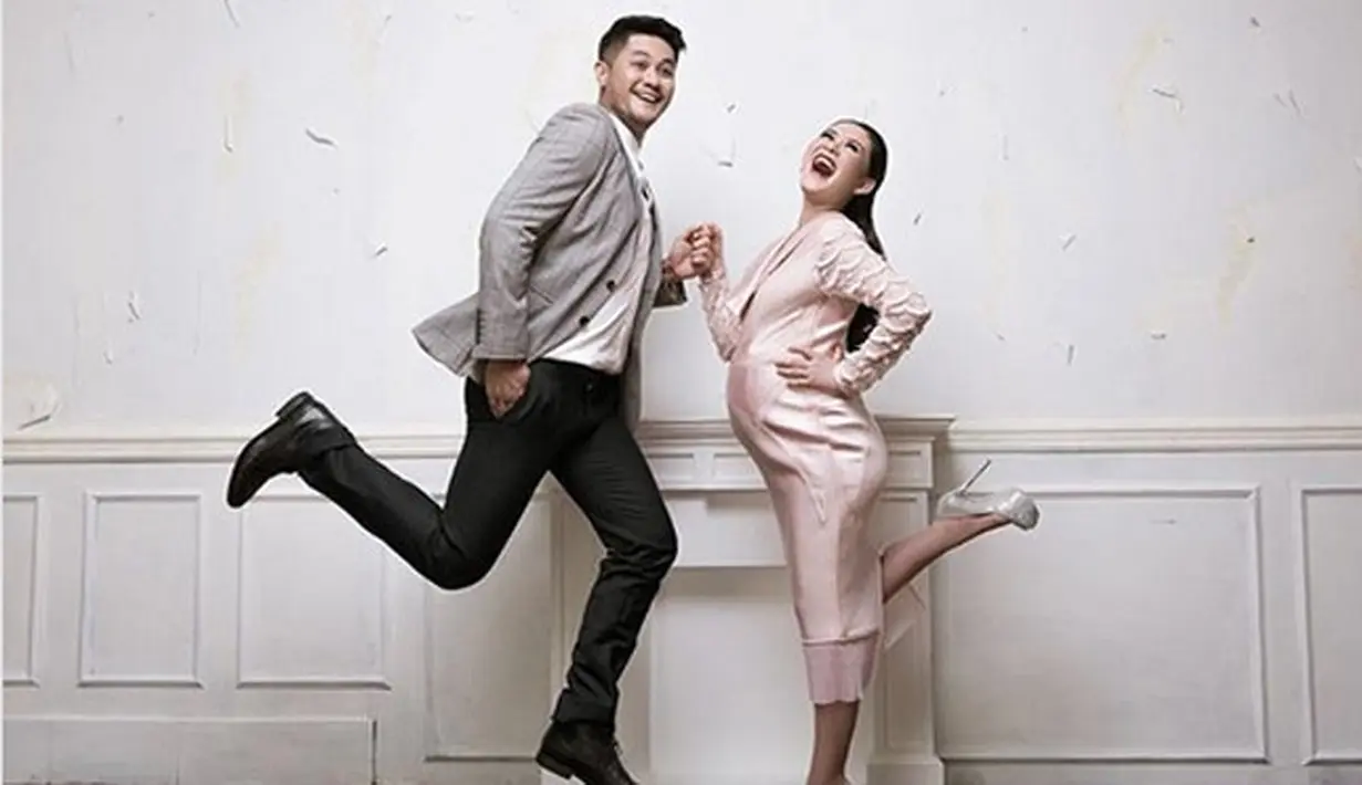 Sama dengan para ibu hamil lainnya, pasangan ini juga mengabadikan saat usia kandungannya masuk sembilan bulan. Beberapa foto dibagikan di akun media sosialnya. Rio Motret dipercaya mengabadikan kehamilannya. (Instagram/ryana_dea)