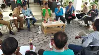 Wali Kota Palu memimpin rapat penanganan gempa.
