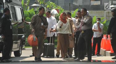 Enam Orang Terkait OTT Pejabat Jatim Dibawa ke Gedung KPK 