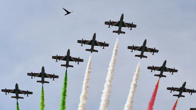 Atraksi Unit Eerobatik Italia saat Peringati Hari Republik