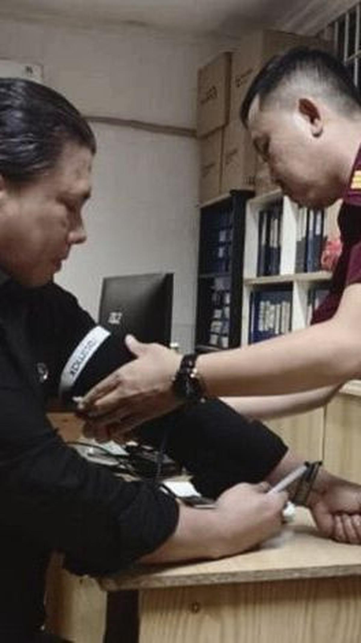 Terlihat Ferdy Sambo tengah melakukan pemeriksaan oleh petugas. Ia tampil mengenakan pakaian serba hitam dan mengenakan kaca mata. <br>