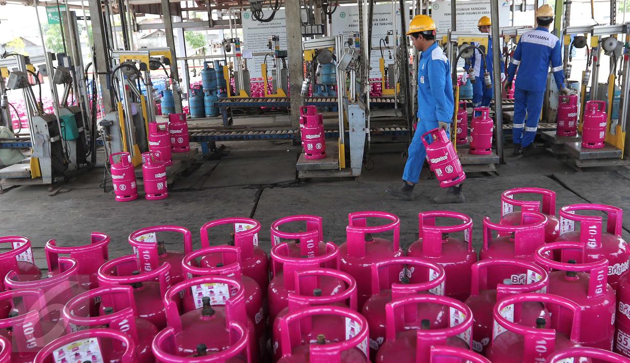Pekerja melakukan pengisian tabung Bright Gas 5,5 Kg di Depot and Filling Station LPG Pertamina Plumpang, Jakarta, Selasa (3/11). LPG seharga Rp66.000 ini ditargetkan merebut 23% pangsa pasar gas subsidi 3 kg dalam lima tahun. (Liputan6.com/Angga Yuniar)