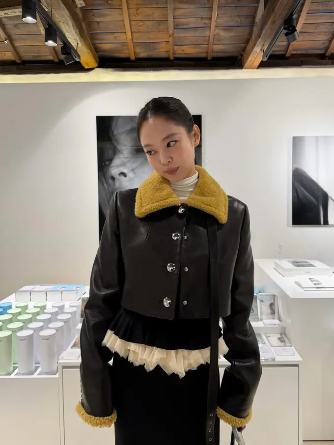 Usia 30 Makin Bersinar, Jennie BLACKPINK Pilih Gaya Minimalis yang Tetap Mewah di Pameran Fotonya