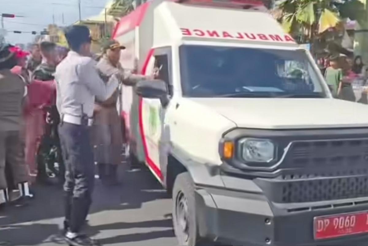Ambulans RSUD Musiding senggol anak saat Karnaval 17-an. (tangkapan layar video media sosial).