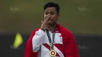 Pepanah Indonesia, Prima Wisnu, prosesi penyerahan medali saat final SEA Games cabang panahan nomor compound di National Sports Council, Kuala Lumpur, Rabu (16/8/2017). Dirinya meraih emas setelah mengalahkan Malaysia. (Bola.com/Vitalis Yogi Trisna)