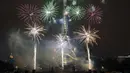 Kembang api menerangi Menara Eiffel pada perayaan Hari Bastille di Paris, Prancis, Rabu (14/7/2021). Acara Hari Bastille tahun lalu dikurangi karena ketakutan akan virus corona COVID-19. (AP Photo/Lewis Joly)