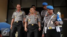 Kepala BNPT, Komjen Pol Tito Karnavian (tengah) saat meninggalkan gedung Rupatama Mabes Polri, Jakarta, Rabu (13/7). Tito Karnavian akan dilantik menjadi Kapolri menggantikan Jenderal Pol Badrodin Haiti. (Liputan6.com/Helmi Fithriansyah)