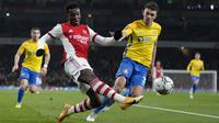 Publik Emirates Stadium bergemuruh saat laga masih berjalan 17 menit. Memanfaatkan bola muntah hasil sepakan Cedric Soares, Eddie Nketiah sukses melesatkan gol pertama The Gunners. (AP/Kirsty Wigglesworth)