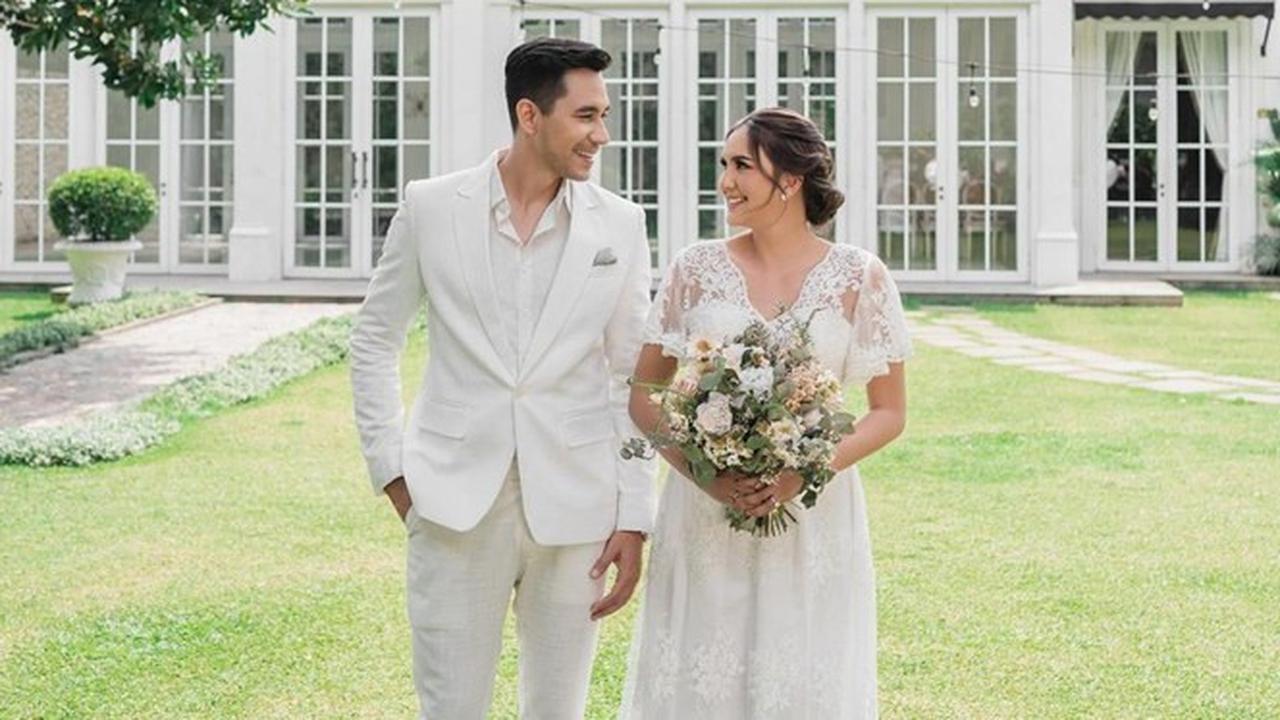 Anniversary ke-15, Ini 7 Potret Darius Sinathrya dan Donna Agnesia Pakai Baju Pernikahan