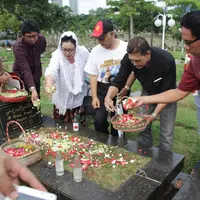 Ziarah di makam Usmar Ismail. (Foto: Panitia UIA)