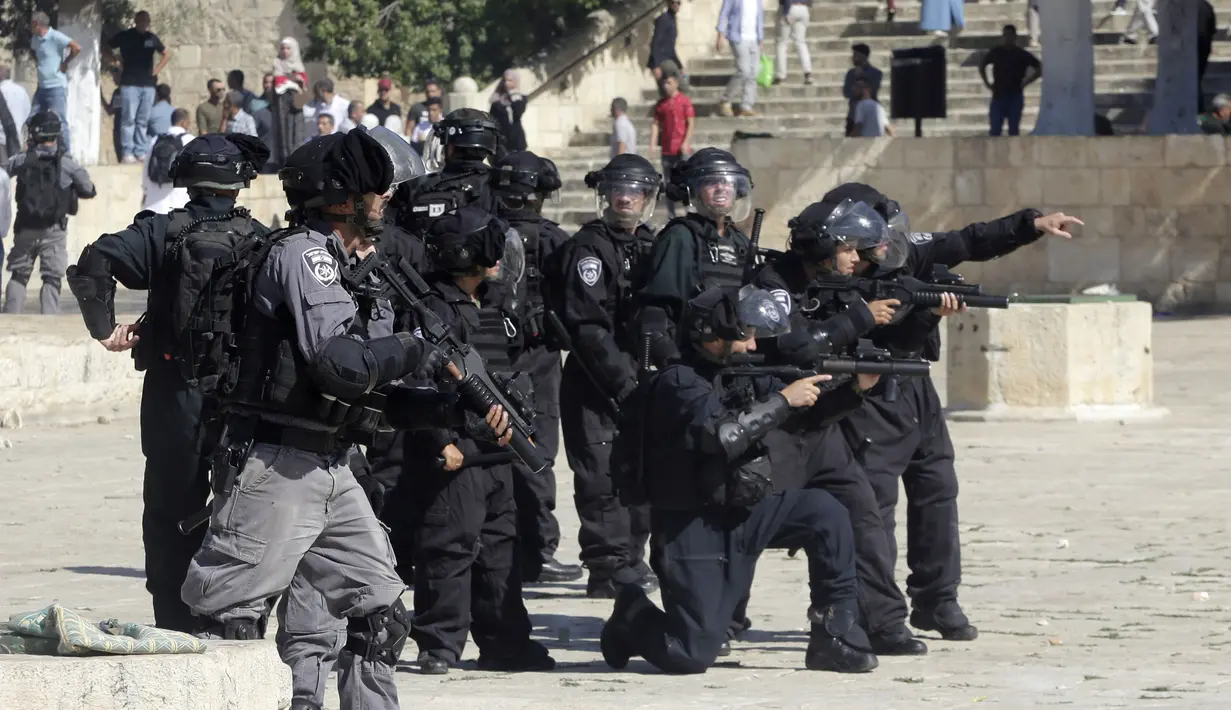 Suasana bentrokan antara polisi Israel dan jemaah muslim Palestina di kompleks masjid al-Aqsa di Yerusalem (11/8/2019). Ketegangan terjadi saat dua keyakinan, Islam dan Yahudi sama-sama sedang melakukan perayaan hari besar di komplek The Dome of the Rock. (AP Photo/Mahmoud Illean)