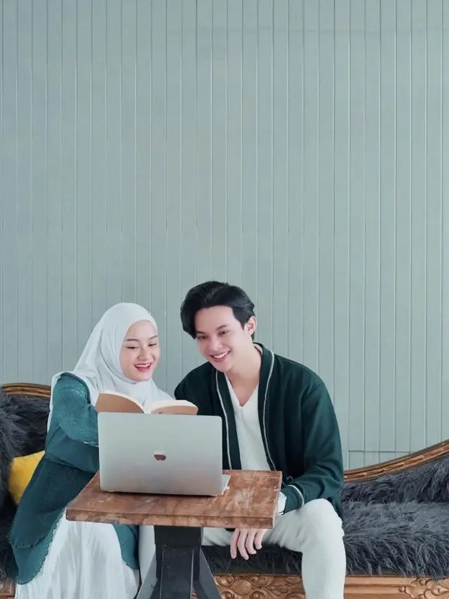 Foto mesra Dinda Hauw dan Rey Mbayang tanpa bersentuhan