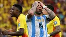 Bek Argentina, Nicolas Otamendi bereaksi selama pertandingan kualifikasi Piala Dunia FIFA 2026 Amerika Selatan melawan Kolombia, di stadion Metropolitano Roberto MelÈndez, Barranquilla, Kolombia, pada 10 September 2024 atau Rabu (11/9/2024) dini hari WIB. (Raul ARBOLEDA/AFP)