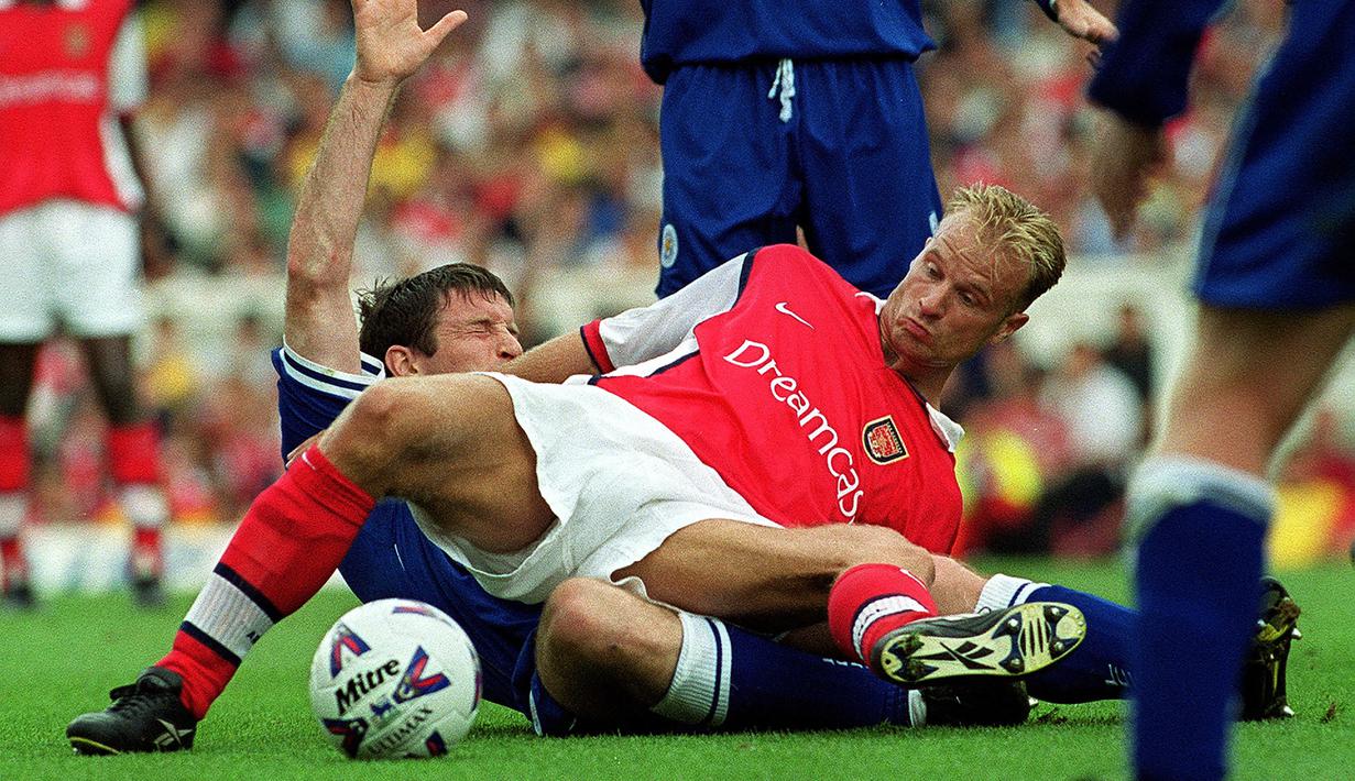 Dennis Bergkamp. Striker Arsenal ini tercatat sebagai pencetak assist tertinggi kelima di Liga Inggris dengan 94 assist. Aksi kerennya terjadi saat ia mencetak 4 assist dalam laga melawan Leicetser City yang dimenangkan The Gunners dengan 5-0 pada 20 Februari 1999. (Foto: AFP/Adrian Dennis)