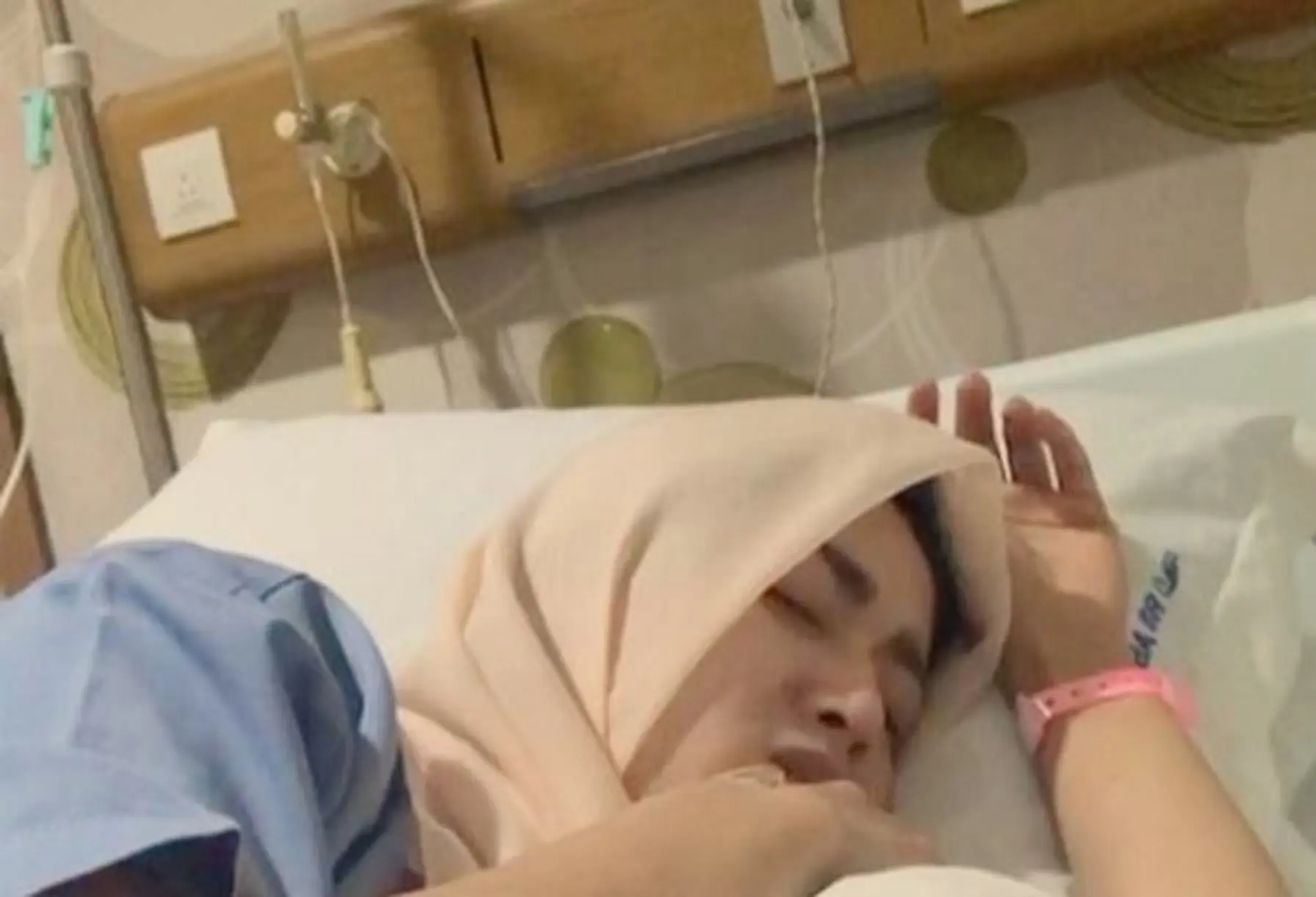 Tiara Dewi menjalani perawatan di Rumah Sakit Abdi Waluyo, Jakarta Pusat (Instagram/@tiaradewireal)