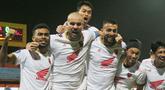 PSM Makassar berhasil memastikan gelar juara BRI Liga 1 2022/2023 setelah mengalahkan tuan rumah Madura United 3-1 dalam laga pekan ke-32 di Stadion Gelora Madura Ratu Pamelingan, Pamekasan, Jawa Timur, Jumat (31/3/2023) malam WIB. Dengan tambahan tiga poin, PSM total mengoleksi 72 poin hasil dari 32 laga dan dudah tidak mungkin lagi terkejar oleh dua pesaing terdekat, Persib Bandung dan Persija Jakarta. Tiga gol PSM ke gawang Madura United dihasilkan dari brace Wiljan Pluim (5' dan 10') dan Kenzo Nambu (48'), sementara gol tuan rumah dicetak oleh Hugo "Jaja" Gomez pada menit ke-51. Gelar ini sekaligus mengakhiri puasa gelar PSM selama 23 tahun di Liga Indonesia. (Bola.com/Wahyu Pratama)