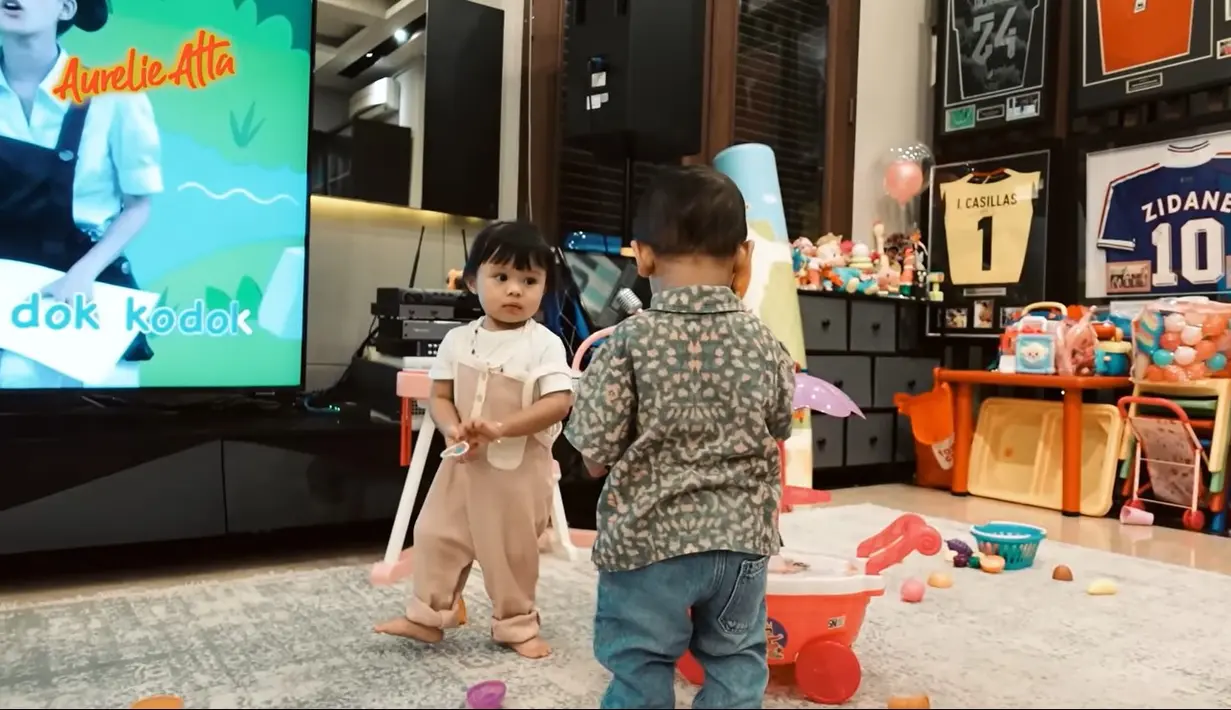 Dua anak selebriti yang kerap mencuri perhatian netizen itu tampak bermain bersama beberapa permainan. [Youtube/Aurelie Atta]