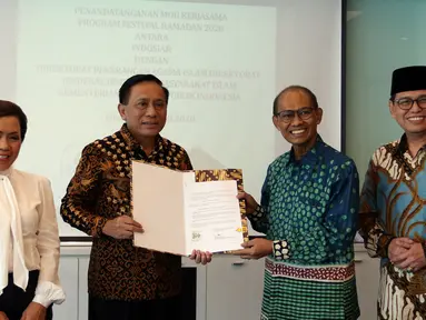 Dirut Indosiar yang juga Direktur SCM, Imam Sudjarwo, Direktur Program SCM Harsiwi Achmad, Dirjen Bimas Islam Kemenag Muhammadiyah Amin dan Direktur Penerangan Islam Juraidi menunjukan berkas MOU Program Festival Ramadan 2020, Jakarta, Rabu (11/3/2020). (Liputan6.com/Johan Tallo)