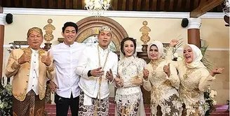 Kebahagiaan tengah dirasakan Rizal Armada dan Monica Imas. Pasangan musisi itu baru saja melepas masa lajangnya. Akad nikah berlangsung di Surakarta, Jawa Tengah. (Instagram/ifanseventeen)