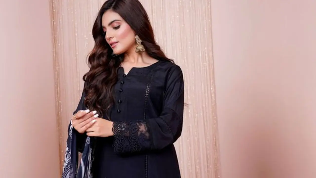 Ilustrasi Gamis Hitam Simpel (Credit: Muneeb Malhotra/Unsplash)