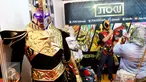 Pengunjung sedang memilih dan mencoba kostum cosplay di stand JTOKU pada gelaran  Popcon Asia 2016 di JCC, Jakarta (14/08). (Liputan6.com/Fery Pradolo)