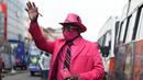 Fashionista Kenya, James Mwangi Maina berjalan-jalan sambil memamerkan setelan jasnya yang senada dengan pakaian dan aksesorisnya, termasuk masker di Nairobi, 5 Agustus 2020. Mwangi mengklaim dirinya memiliki penampilan terbaik dan paling stylish di Afrika. (Simon MAINA/AFP)