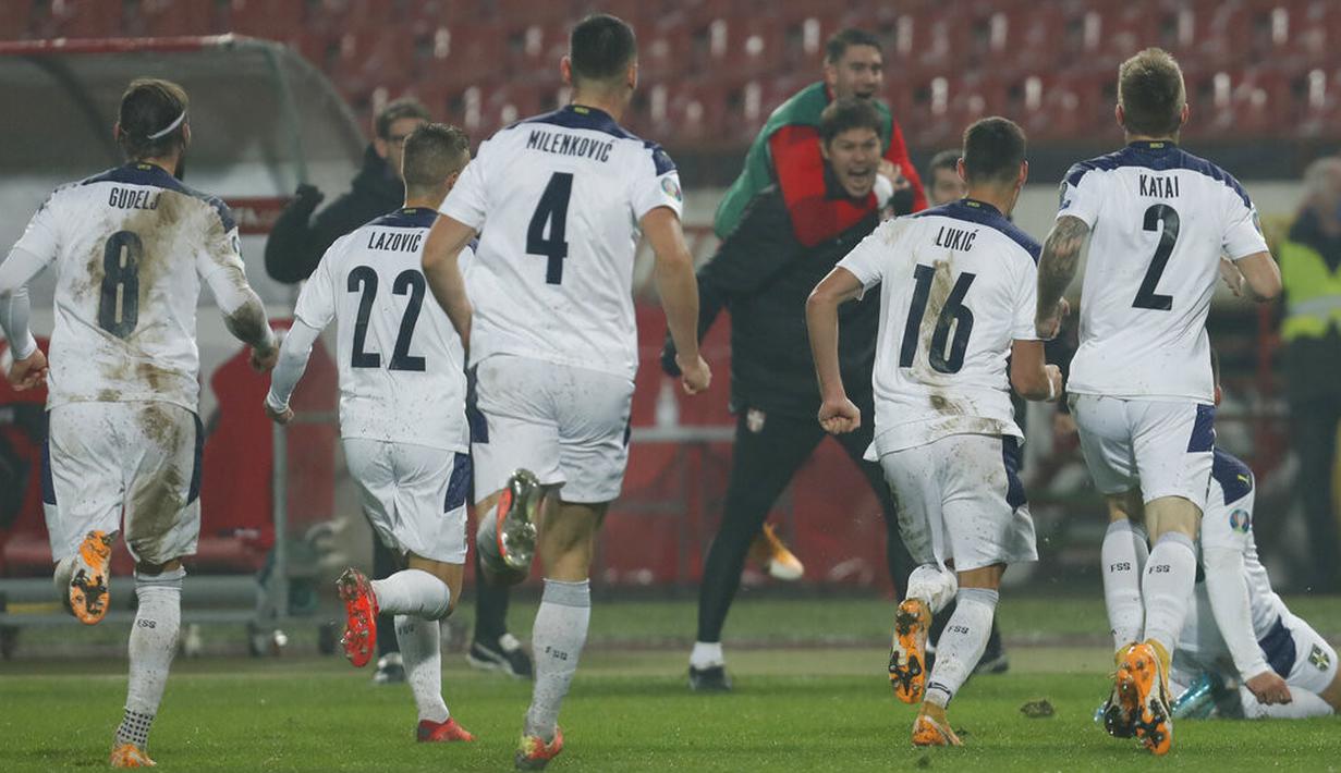 Para pemain Serbia merayakan usai Luka Jovic mencetak gol ke gawang Skotlandia pada pertandingan playoff Euro 2020 di Stadion Rajko Mitic, Beograd, Serbia, Kamis (12/11/2020). (AP Photo/Darko Vojinovic)