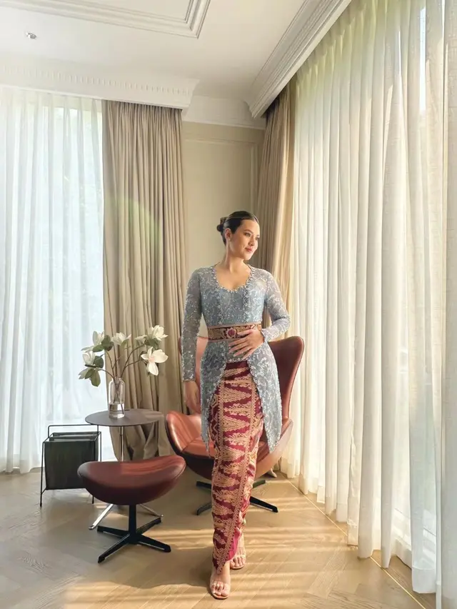 Raisa Andriana Tampilkan Pesona Ayu dengan Kebaya Bali dan Songket di Pernikahan Debi Sagita dan Marco Ivanos