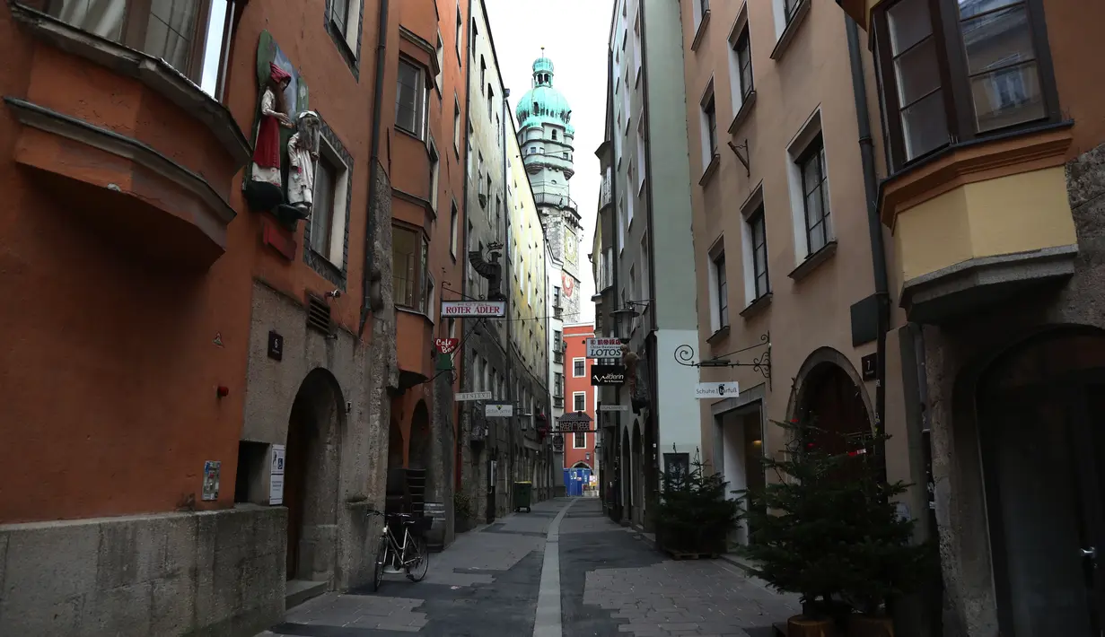 Sebuah sepeda terparkir di jalan sepi di Innsbruck, Austria, Selasa (17/11/2020). Pemerintah Austria telah memberlakukan pengetatan aturan covid-19 yang mencakup penutupan sekolah dan toko-toko nonesensial hingga 6 Desember 2020, seiring gelombang kedua virus corona. (AP/Matthias Schrader)