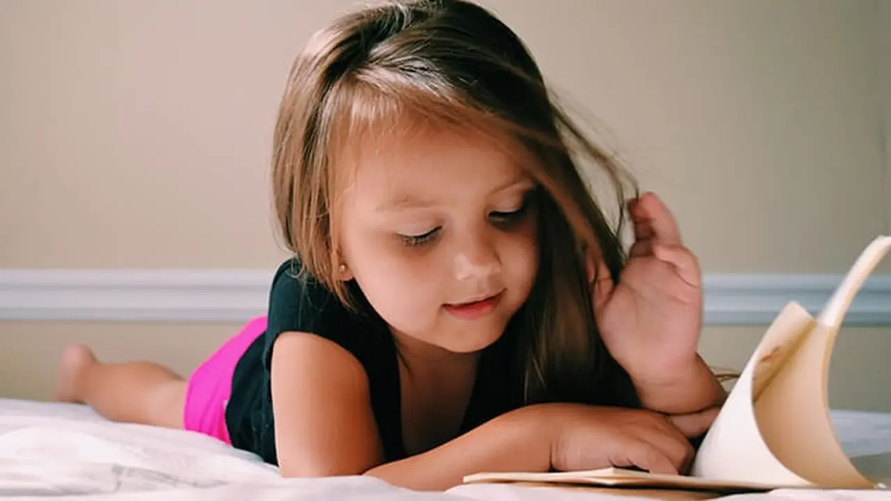 7 Cara Cerdas Besarkan Anak yang Gemar Membaca Buku