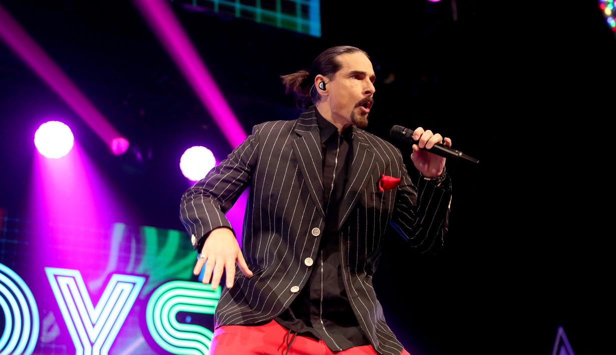 Kevin Richardson dan Backstreet Boys tampil di atas panggung selama Jingle Ball 2022 iHeartRadio KISS108 di TD Garden di Boston, Massachusetts (11/12/2022). Backstreet Boys menyanyikan lagu-lagu hits mereka. (Scott Eisen/Getty Images for iHeartRadio/AFP)