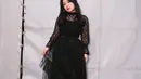 Seperti penampilannya saat manggung berikut ini. Bernadya memberikan sentuhan gothic look lewat padanan top dan ruffle skirt berenda. Ia melengkapi penampilannya dengan heels warna cherry red yang tengah tren. [@bernadyaribka].
