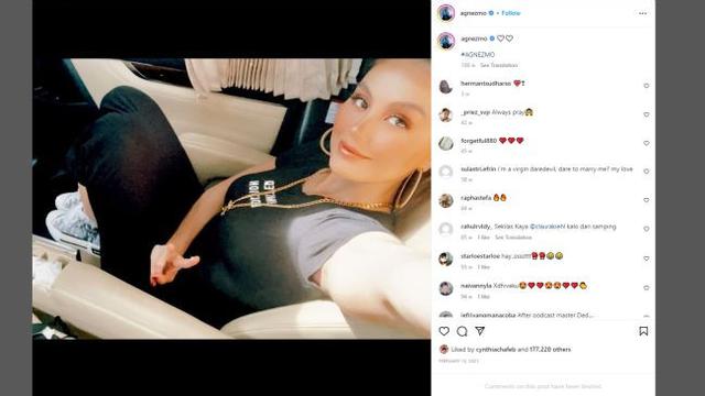 Kumpulan Potret Keren Agnez Mo Berpose dengan Mobil Mewah (@agnezmo/Instagram)