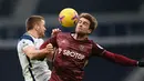 Bek Tottenham Hotspur, Eric Dier (kiri) berebut bola udara dengan striker Leeds United, Patrick Bamford selama pertandingan lanjutan Liga Inggris di Tottenham Hotspur Stadium di London (2/1/2021). Tottenham menang telak 3-0 atas Leeds. (AFP/Pool/Andy Rain)