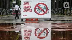 Sebuah spanduk bertuliskan “Area Bebas Sepeda” terlihat di ring road kompleks Gelora Bung Karno, Senayan, Jakarta, Jumat (6/11/2020). Manajemen GBK membatasi jumlah sepeda yang masuk ke area itu dikarenakan kebijakan Pembaharuan Tata Tertib dan Protokol Kesehatan. (Liputan6.com/Johan Tallo)