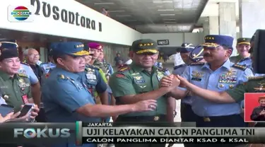 Untuk pertama kalinya, calon panglima Marsekal Hadi Tjahjanto diantar oleh Panglima TNI Gatot Nurmantyo untuk uji kelayakan di gedung DPR.