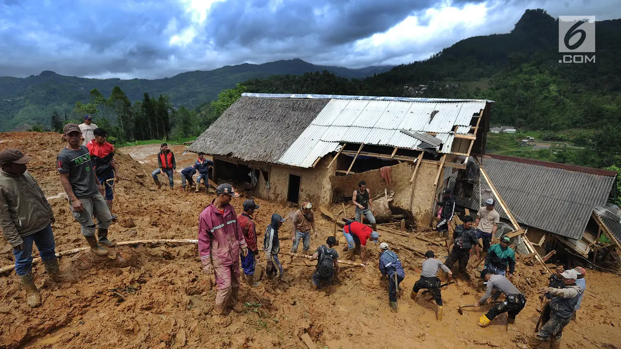 Perjuangan Tim SAR Mencari Korban Longsor Sukabumi