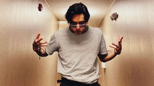 Gaya DPR Ian atau Christian Yu dengan kaus garis-garis. (Dok: Instagram @dprian)