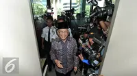 Ketua Badan Anggota Kehormatan DPD, AM Fatwa masuk ke dalam gedung KPK, Jakarta, Sabtu (17/9). Kedatangannya untuk memastikan pejabat/Anggota Dewan Kehormatan DPD yang tertangkap tangan oleh KPK subuh tadi. (Liputan6.com/Johan Tallo) 