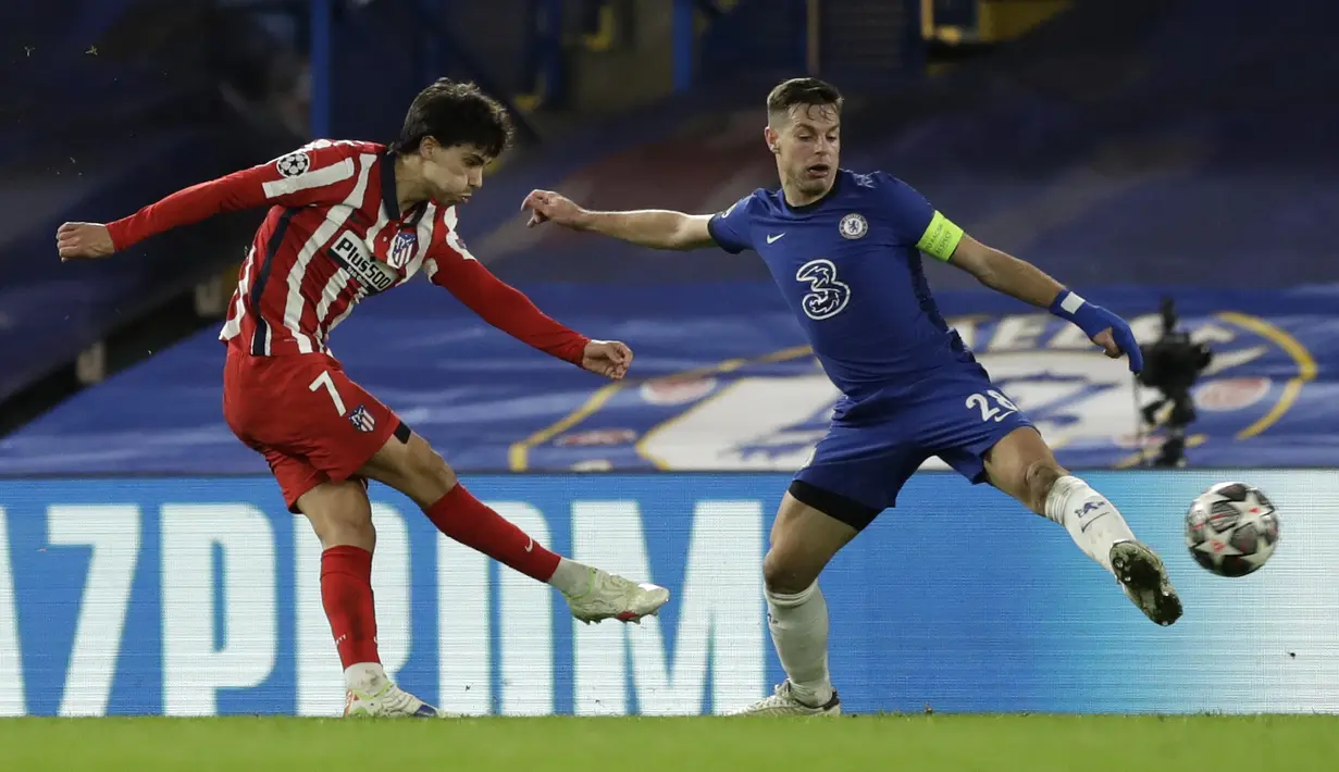 Penyerang Atletico Madrid, Joao Felix melepaskan tembakan dan meleset di depan bek Chelsea, Cesar Azpilicueta pada leg kedua 16 besar Liga Champions di Stadion Stamford Bridge, Kamis dinihari WIB (18/3/2021). Chelsea lolos ke perempat final setelah mengalahkan Atletico 2-0. (AP Photo/Matt Dunham)