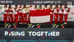 Atlet polo air putri Indonesia merayakan kemenangan usai mengalahkan atlet polo air putri Malaysia di National Aquatic Center, Bukit Jalil, Kuala Lumpur, Malaysia, Sabtu (19/8). Indonesia mengalahkan Malaysia dengan skor 7-1. (Liputan6.com/Faizal Fanani)