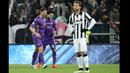 Gelandang Fiorentina, Mohamed Salah merayakan selebrasi  bersama Mario Gomez usai mencetak gol pada leg pertama Semifinal Coppa Italia di stadion Juventus, Turin, Italia (5/3/2015).  Fiorentina Menang 2-1 atas Juventus. (AFP PHOTO/Marco Bertorello)