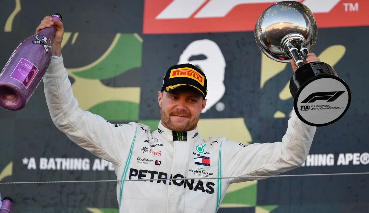 Pembalap Mercedes, Valtteri Bottas berselebrasi di atas podium setelah menjuarai balapan Formula 1 (F1) GP Jepang di Sirkuit Suzuka, Minggu (13/10/2019). Ini adalah podium teratas Bottas yang ketiga sepanjang 2019, setelah sebelumnya menang di Australia dan Azerbaijan. (Toshifumi KITAMURA/AFP)